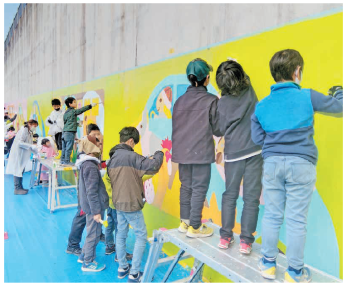 青梅・新町小の親子ら、 圏央道側道に描かれた絵を修復