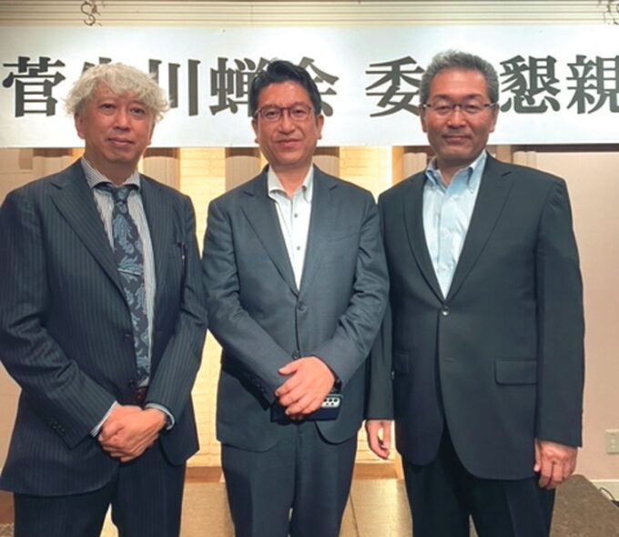 渡邉前会長、島田理事長、青木新会長（右から）