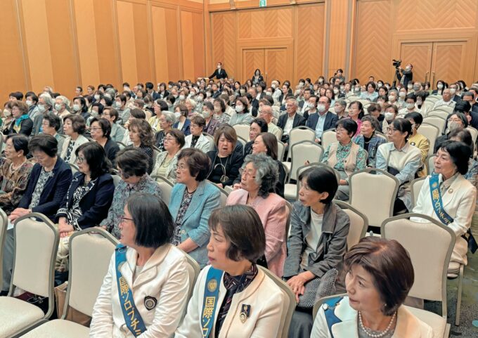 講演会には300人余りが集まった