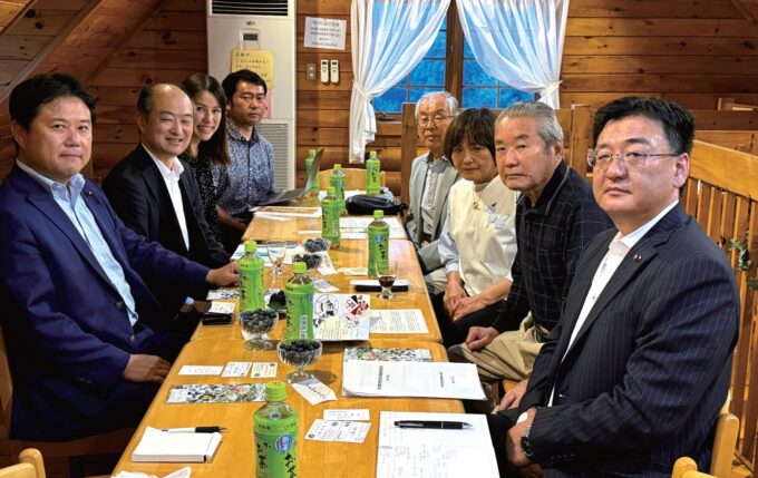市長、都議らが関塚さん家族と農業をテーマに懇談