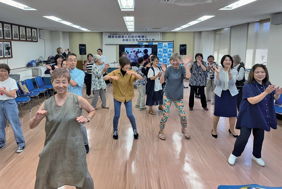 会員と一般参加の30 人が歌と踊りを楽しんだ