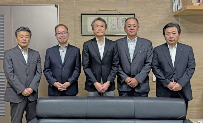 JAあきがわ新役員の皆さん。栗原保之常務、谷澤組合長、岡田正則専務、島﨑明広常務、井竹博監事（右から）