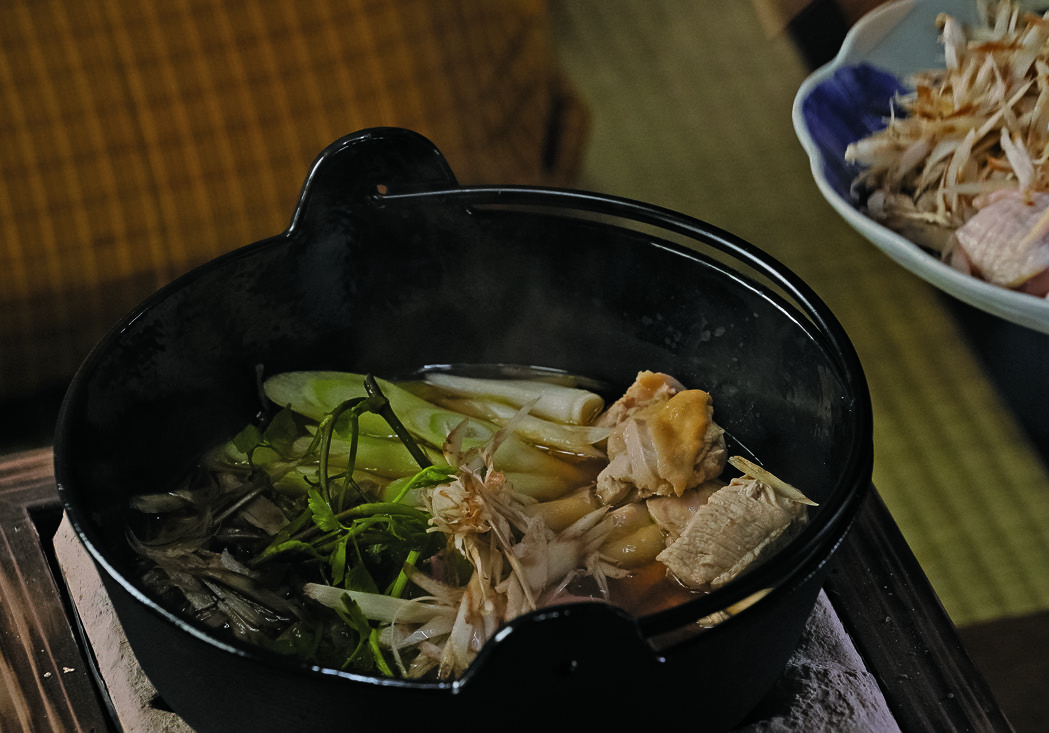 映画に登場する五鉄の名物料理、軍鶏鍋。特別限定品「東京しゃもで味わう伝統の軍鶏鍋セット」が映画の世界へ誘う