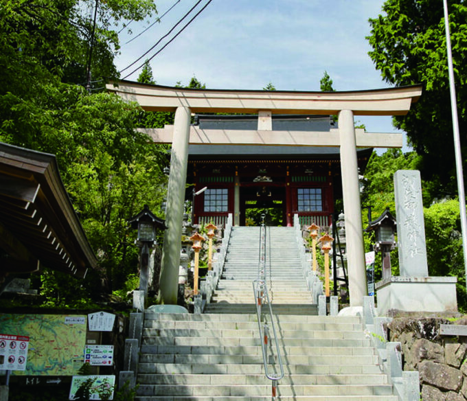 厳かに佇む武蔵御嶽神社