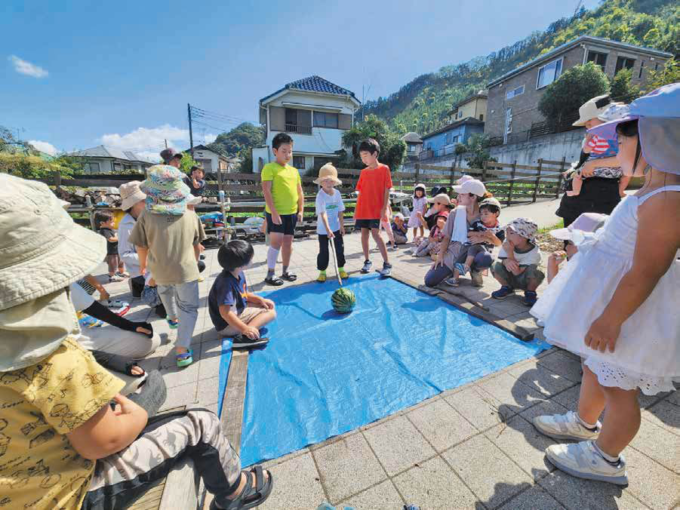 みんなでスイカ割りを楽しむ