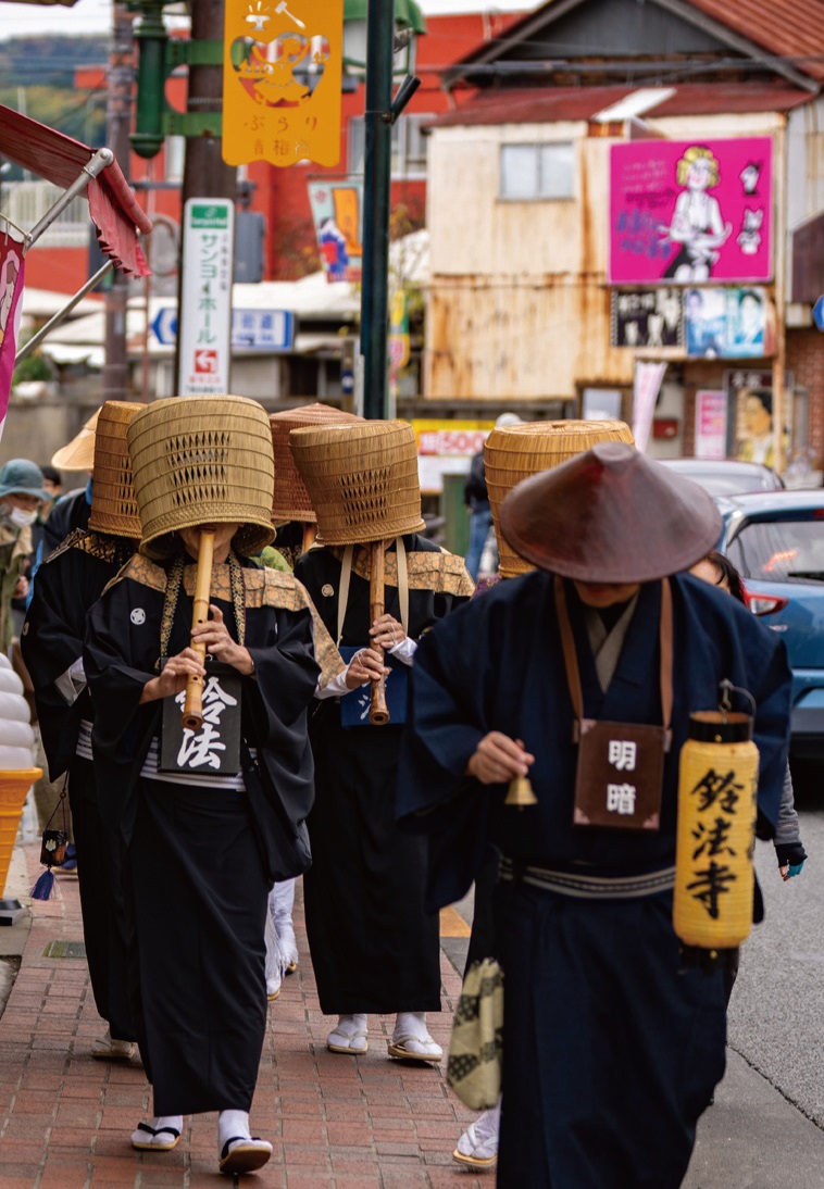 青梅の街中を行く虚無僧行列