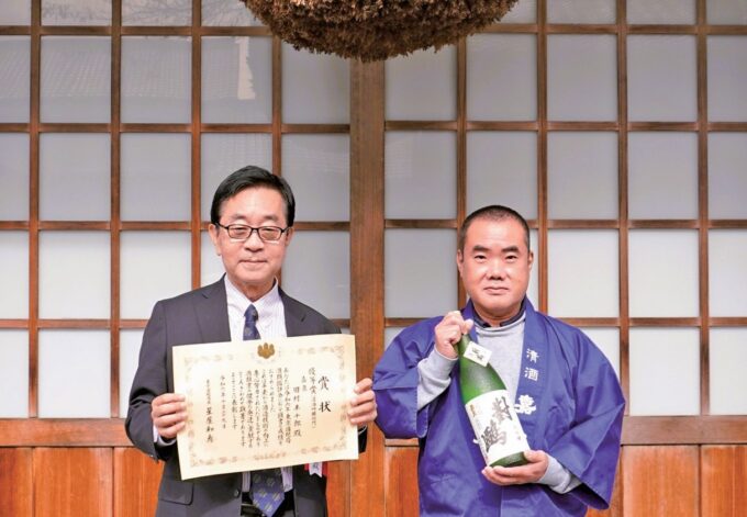 首席受賞を受け、酒造りへの一層の精進を決意する田村社長（左）