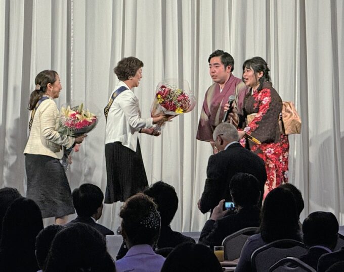 大貫昭子会長（左から2 人目）、榮田実行委員長（左）から花束が贈られた