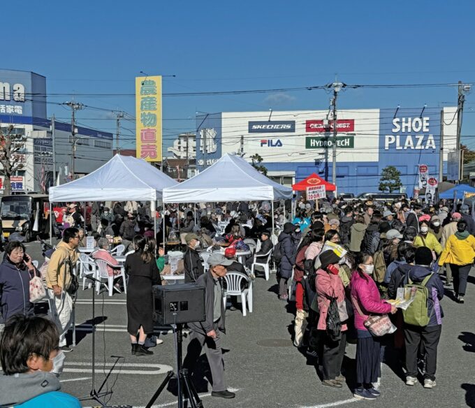 地元グルメに集まる人たち