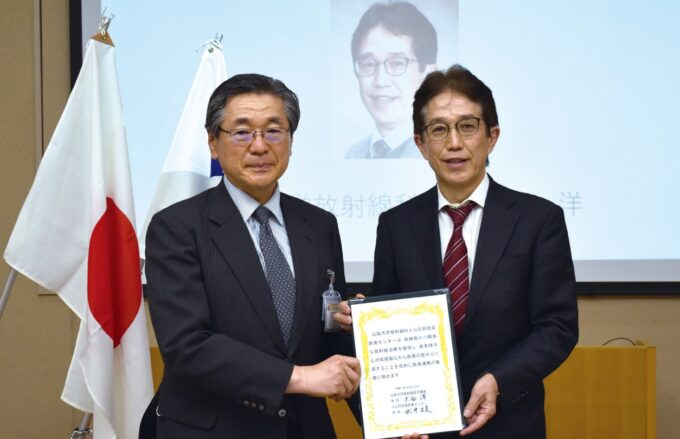 連携契約書を持つ武井院長（左）と大西教授