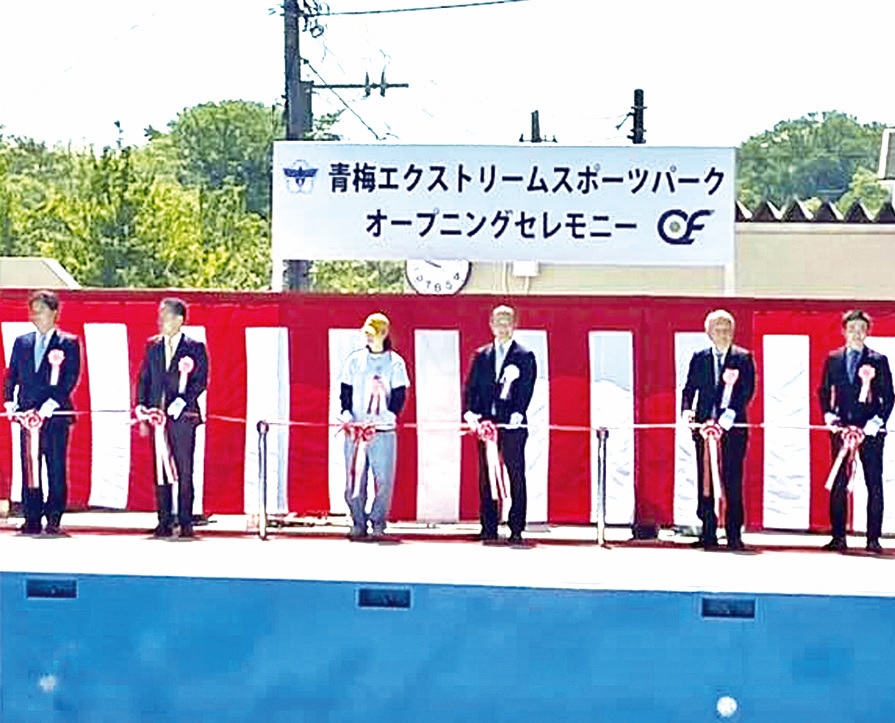 テープカットを行い、オープンを祝う