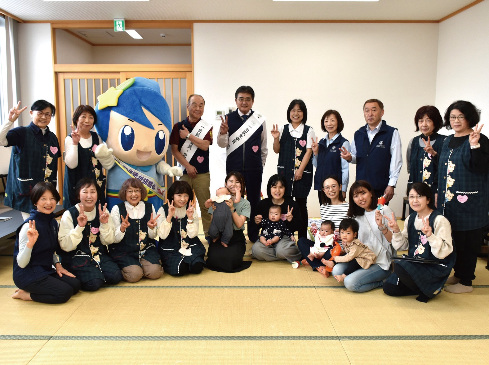 子育てサロンで親子とふれ合う