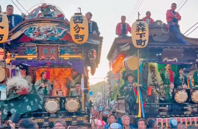 熱気が立ち込める山車が街を運行