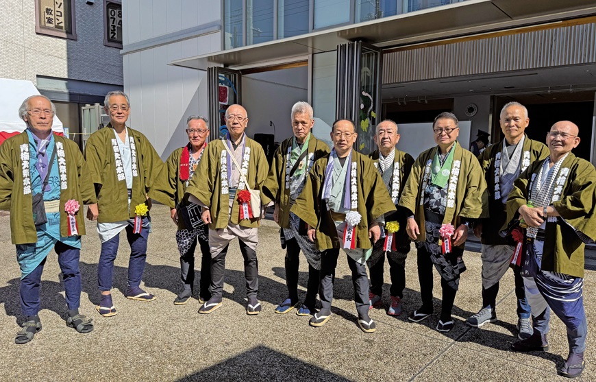 本部に詰める四谷会長（右から5 人目）