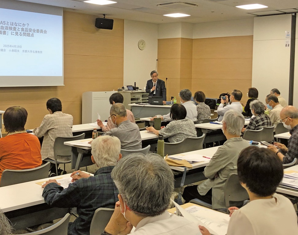 解決すべき課題を訴える京大名誉教授の小泉さん