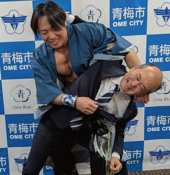 市長にコブラツイストをかける青梅市出身のＨＡＲＡＳＨＩＭＡ選手