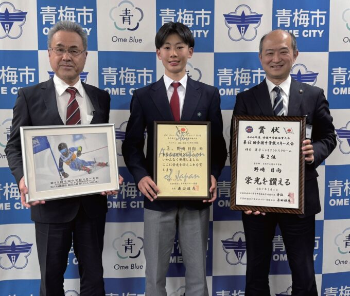 大勢待市長（右）を表敬訪問した野﨑さん。同行の神野校長