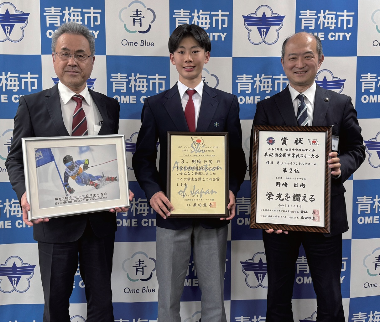 大勢待市長（右）を表敬訪問した野﨑さん。同行の神野校長