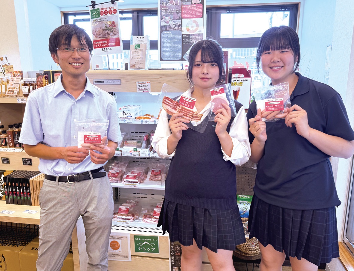 売り子を務めた高校生と伊勢教諭