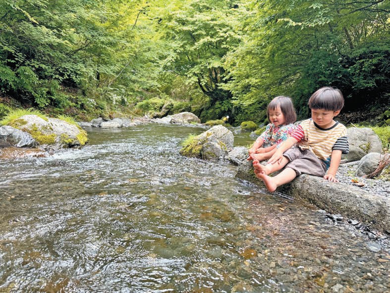 子どもたちは川遊び