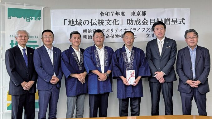 贈呈式に出席した山口会長（右から3 人目）、村上支社長（同2 人目）ら関係者。中嶋市長（同6 人目）、丹治教育長（同7 人目）が同席した