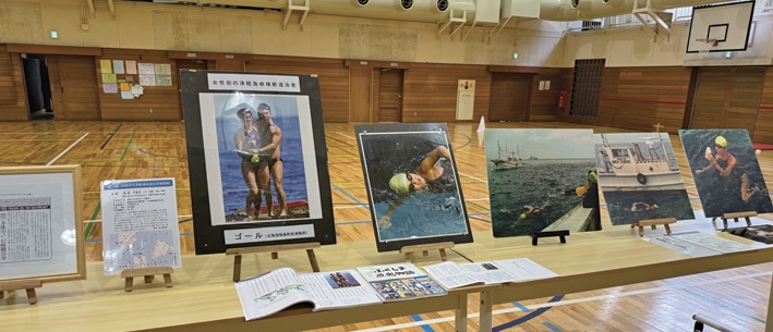尾迫さんの遠泳の記録を展示