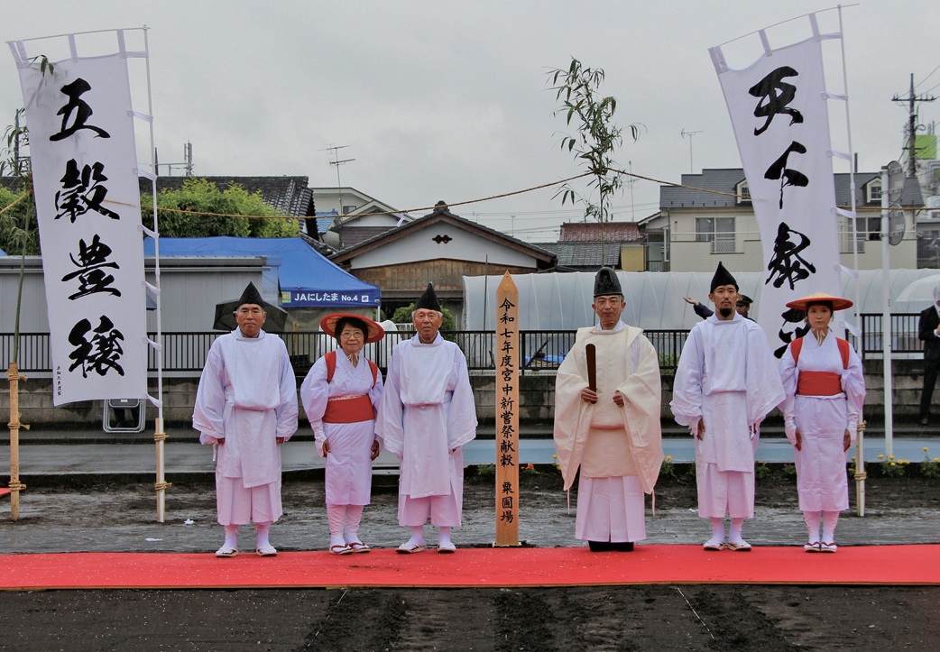 奉耕者の村野夫妻（左から3人目、2人目）、森田さん（左）ら