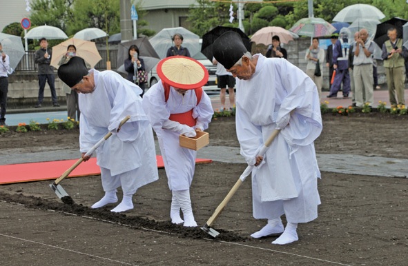 種を蒔く村野夫妻と森田さん