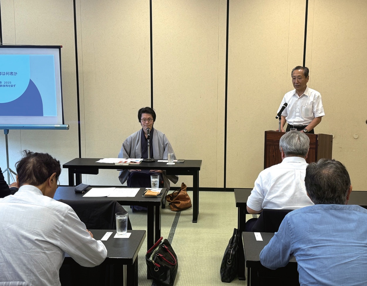 谷津さんへの期待を込めあいさつする小澤会長（右）
