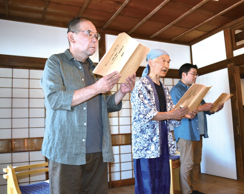 朗々と演じる大森さん、猪熊さん、八さん（左から）