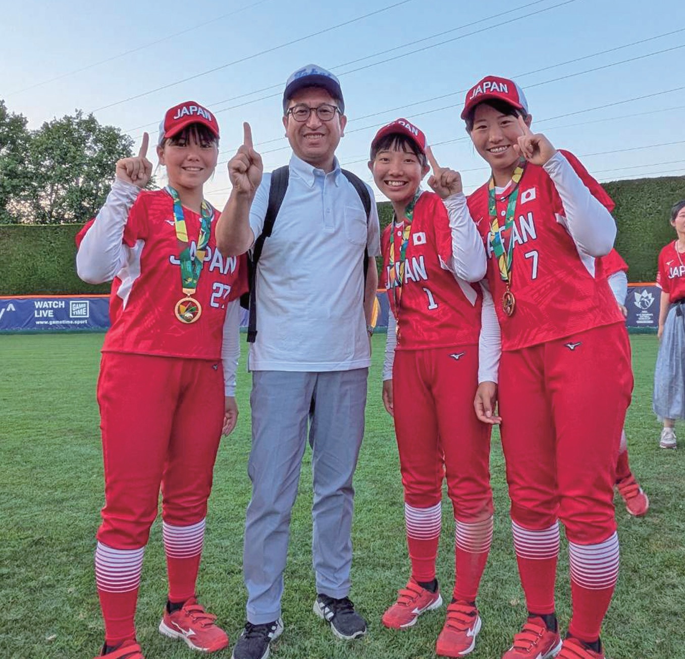日本から応援に駆け付けた島田理事長とともに世界一を喜ぶ川合、山本、北村の3 選手（左から）