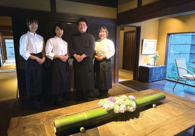 落ち着いたラウンジとスタッフの皆さん