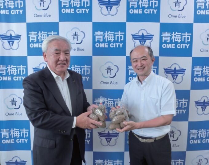 地域ブランド化で青梅市長に協力を要請する松永組合長（左）