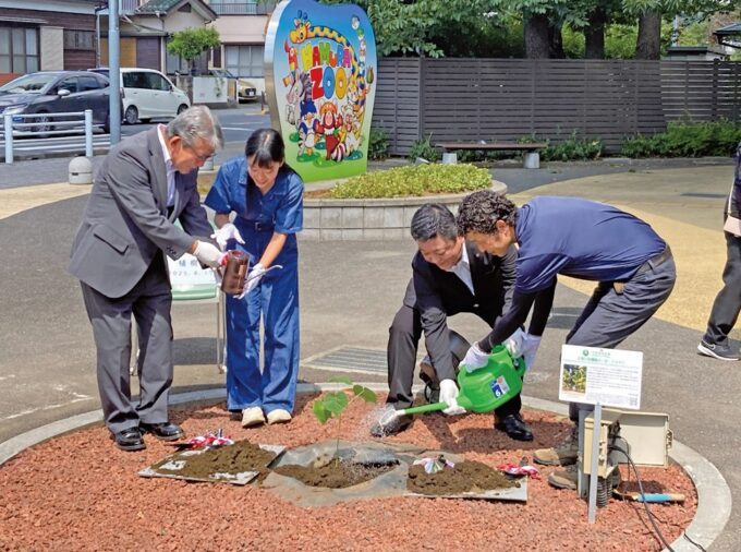 平和を願い植樹する橋本市長（左）ら