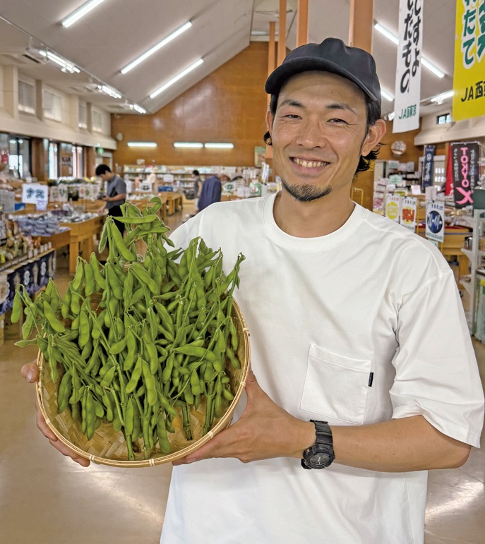 収穫した枝豆を抱えた磯田さん