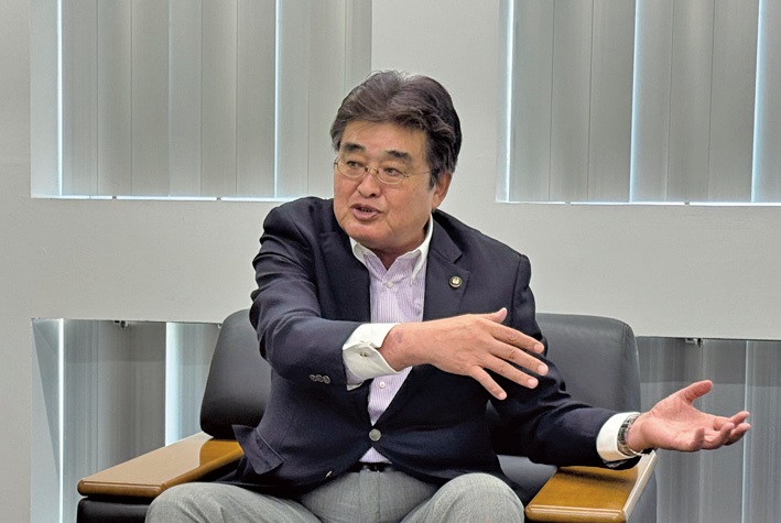 「基地のあるまちだからこそ平和の大切さを訴えていく」と加藤市長
