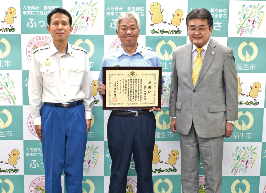 加藤市長（右）に消防総監賞受賞を報告した島田団長（中）と同席した中村署長（左）
