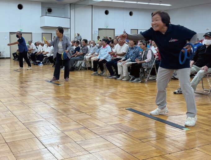 的を目掛けて一投一投集中する