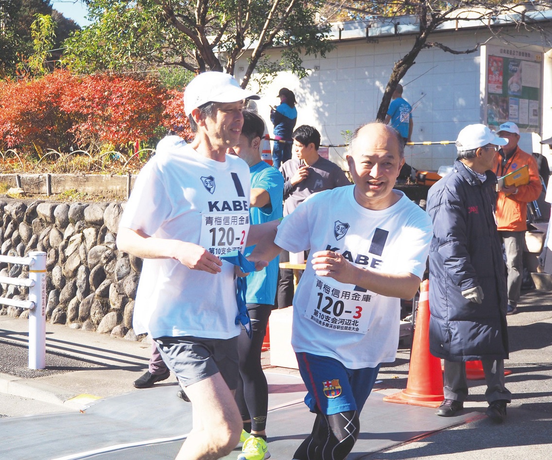 タスキを受ける大勢待市長（昨年）