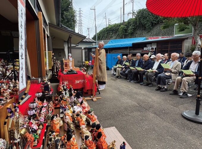 お経を上げ人形を供養する参加者