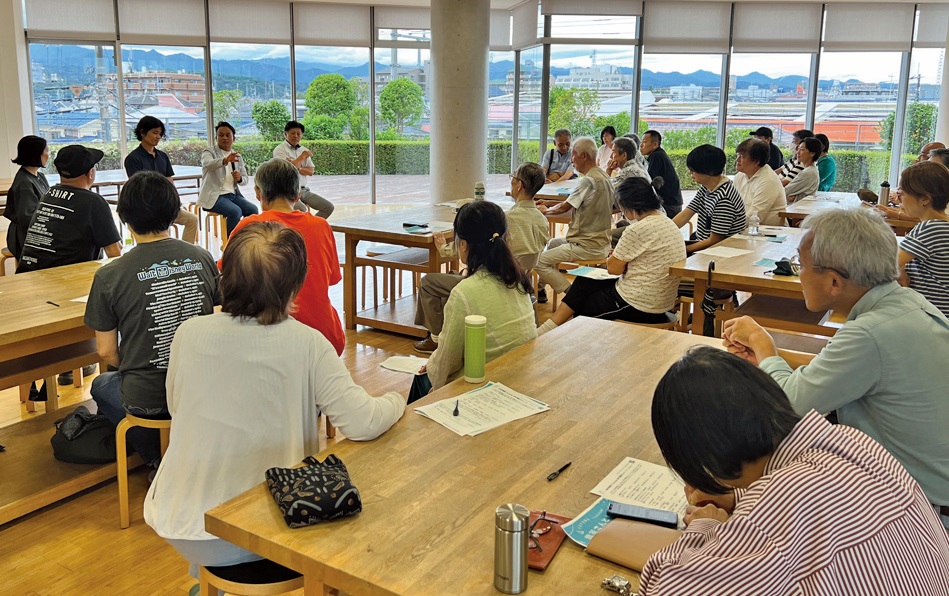 熱心に耳を傾ける参加者ら