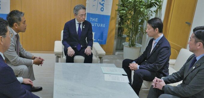 都議会自民党の小松大祐幹事長らと共に要望書を提出し、説明する田村都議（右から2 人目）