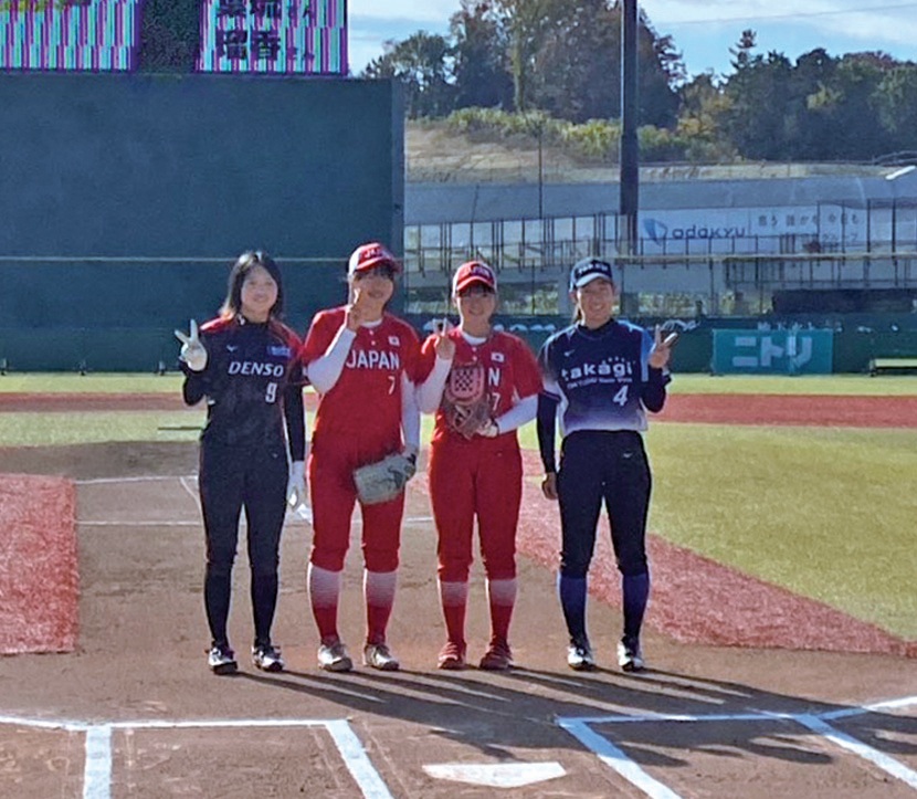 始球式をした北村投手（左から2 人目）と川合捕手（同3 人目）
