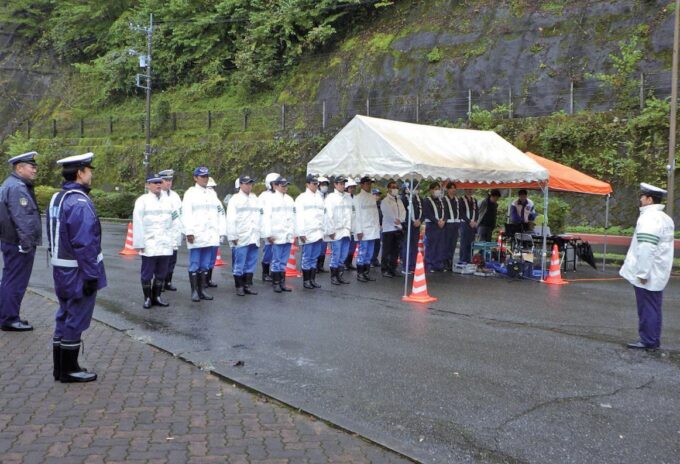取締りは青梅署、五日市署などによる30 人体制で実施