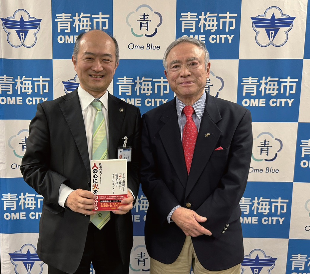 「西多摩からＪリーグを」との思いを伝えた大勢待市長（左）と応援を約束した松本さん