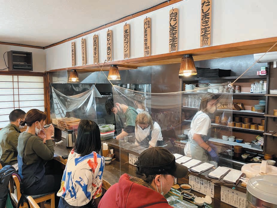 目の前でだしまき卵がつくられる