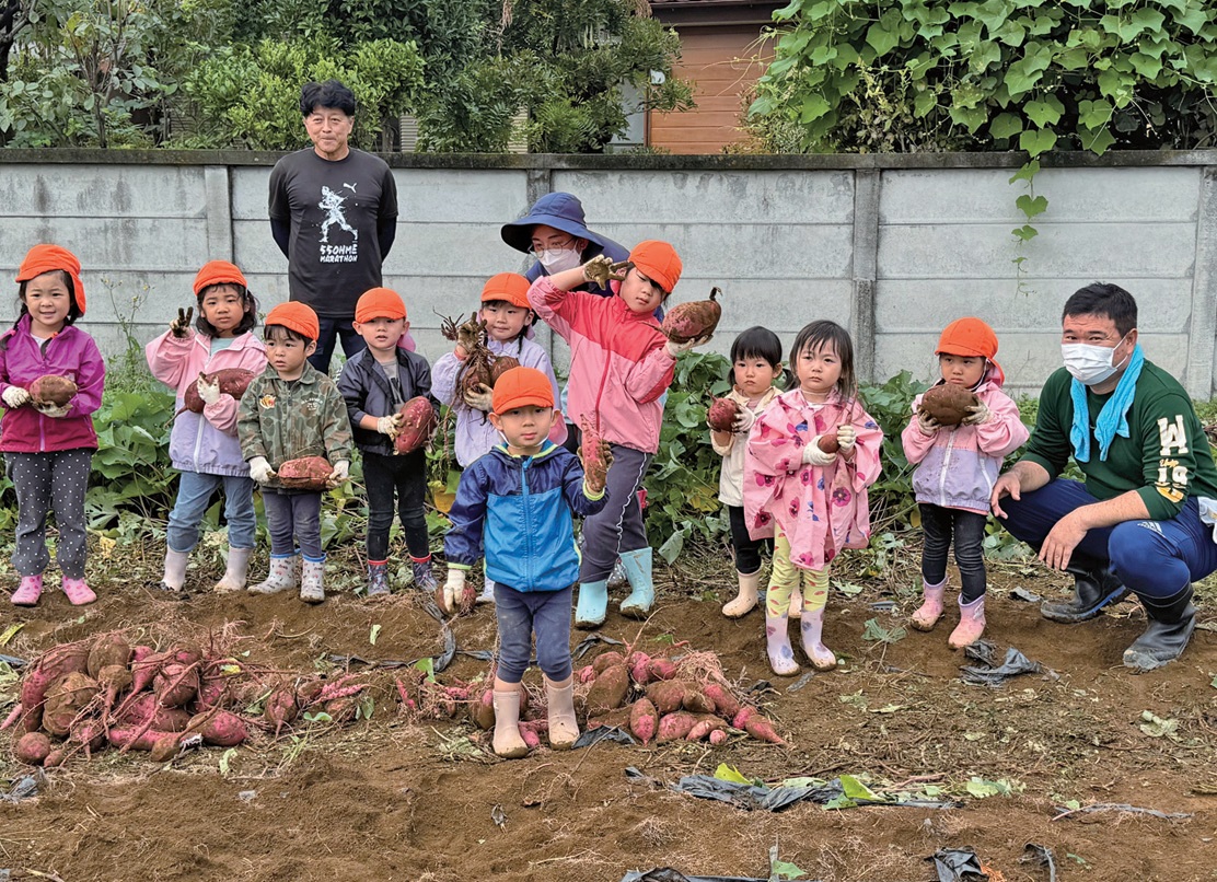 たくさんのサツマイモを手にする園児たち