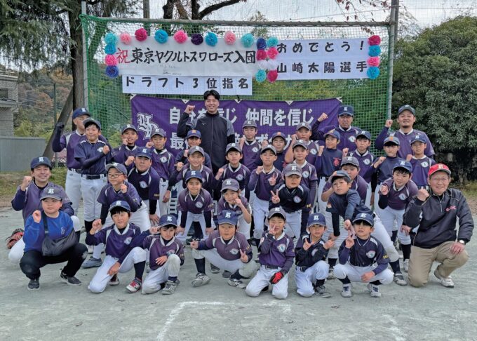 青梅の山崎太陽投手　ヤクルト３位指名を報告　吉野ベースボールクラブ出身