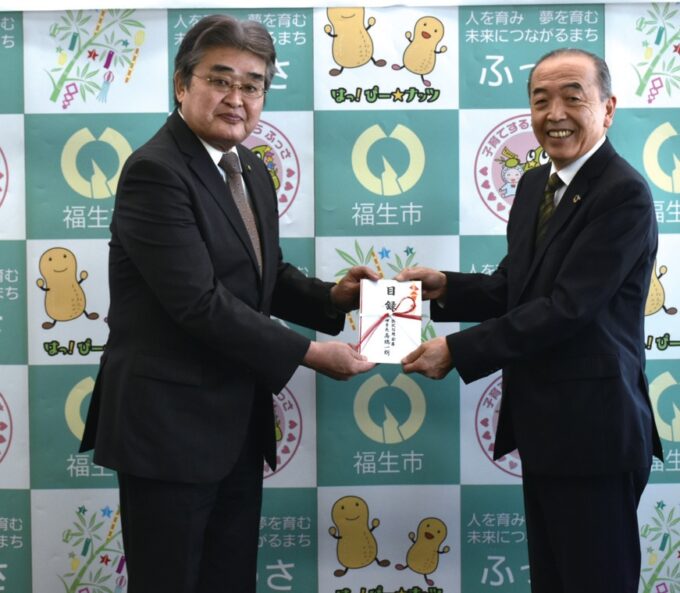 加藤市長（左）に高橋理事長（右）から寄付金の目録が贈られた