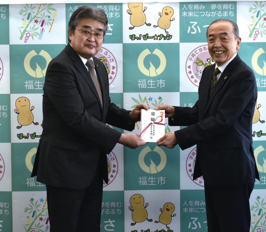 加藤市長（左）に高橋理事長（右）から寄付金の目録が贈られた